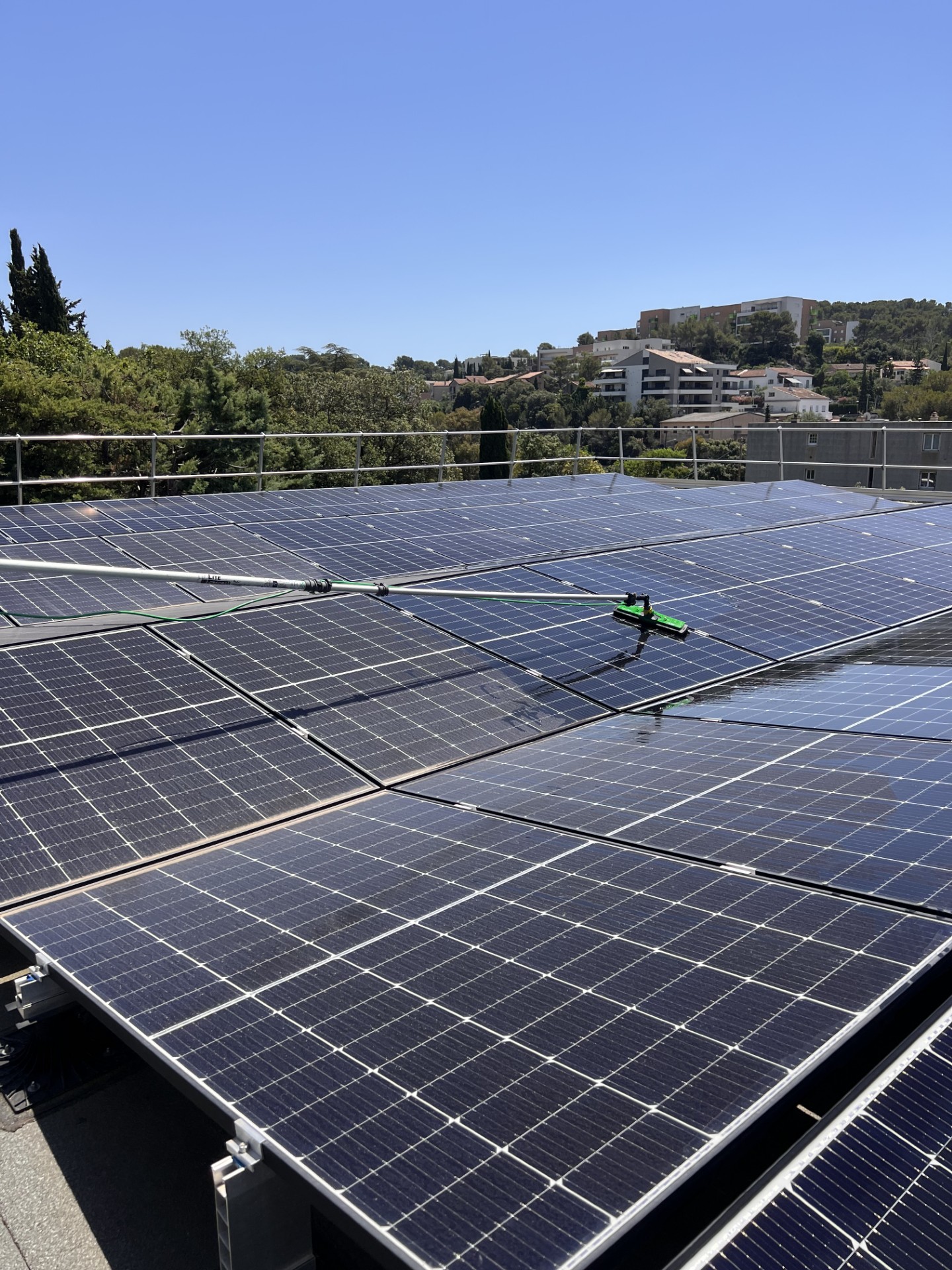 Panneaux solaires propres après entretien